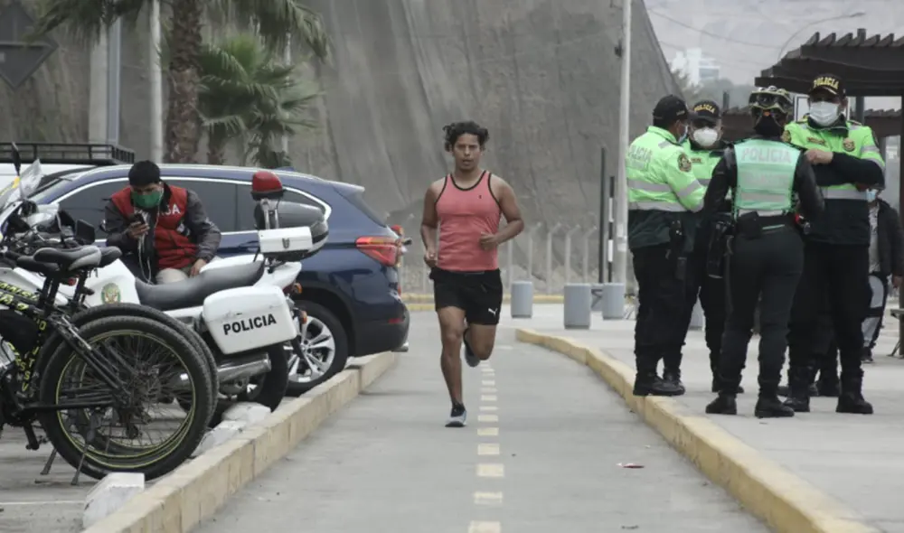 Entre adultos y menores de edad, decenas acudieron a playas, pero algunos sin tomar las precauciones del caso. Foto: Jhon Reyes / La República