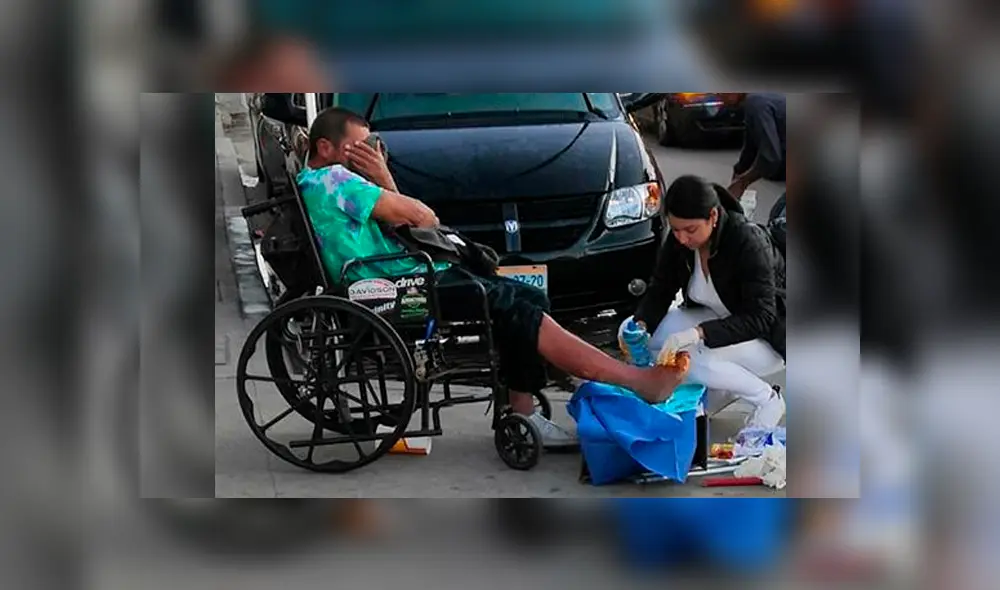 Enfermera tiene noble gesto con un hombre indigente en silla de ruedas [FOTOS]