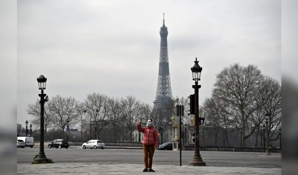 A member of the public wearing a face mask takes a selfie on the empty Place de la Concorde in Paris, on March on 17, 2020, while a strict lockdown comes into in effect in France to stop the spread of COVID-19, caused by the novel coronavirus. - A strict lockdown requiring most people in France to remain at home came into effect at midday on March 17, 2020, prohibiting all but essential outings in a bid to curb the coronavirus spread. The government has said tens of thousands of police will be patrolling streets and issuing fines of 38 to 135 euros (42-150 USD) for people without a written declaration justifying their reasons for being out. (Photo by Lionel BONAVENTURE / AFP) A member of the public wearing a face mask takes a selfie on the empty Place de la Concorde in Paris, on March on 17, 2020, while a strict lockdown comes into in effect in France to stop the spread of COVID-19, caused by the novel coronavirus. - A strict lockdown requiring most people in France to remain at home came into effect at midday on March 17, 2020, prohibiting all but essential outings in a bid to curb the coronavirus spread. The government has said tens of thousands of police will be patrolling streets and issuing fines of 38 to 135 euros (42-150 USD) for people without a written declaration justifying their reasons for being out. (Photo by Lionel BONAVENTURE / AFP)