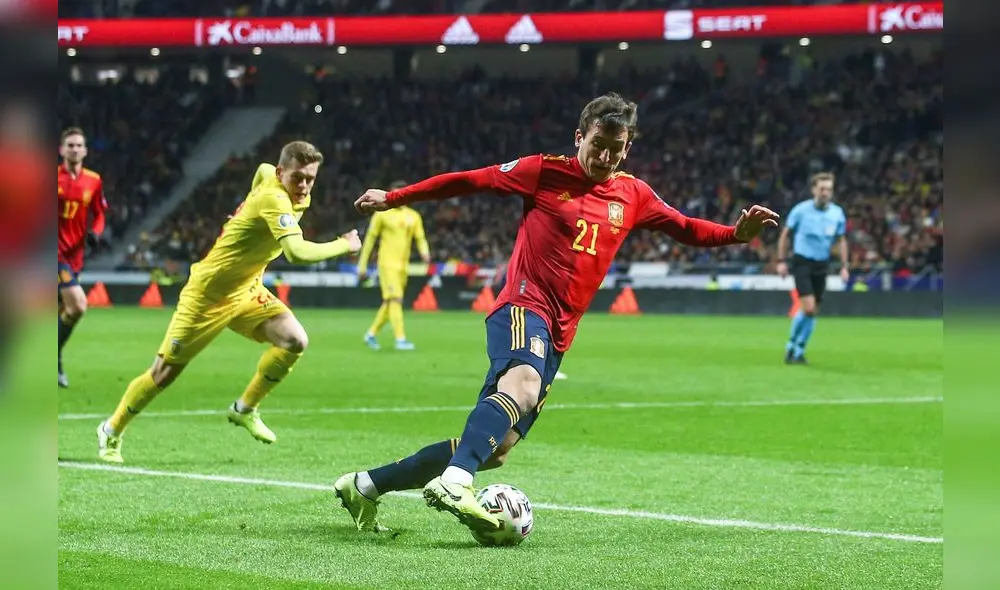 GRAF1449. MADRID, 18/11/2019. El delantero de la selección española, Mikel Oyarzabal (i), conduce el balón durante el encuentro correspondiente a la fase de clasificación para la Eurocopa 2020 que han disputado esta noche frente a Rumania en el estadio Wanda Metropolitano de Madrid. EFE / Rodrigo Jiménez. GRAF1449. MADRID, 18/11/2019. El delantero de la selección española, Mikel Oyarzabal (i), conduce el balón durante el encuentro correspondiente a la fase de clasificación para la Eurocopa 2020 que han disputado esta noche frente a Rumania en el estadio Wanda Metropolitano de Madrid. EFE / Rodrigo Jiménez.