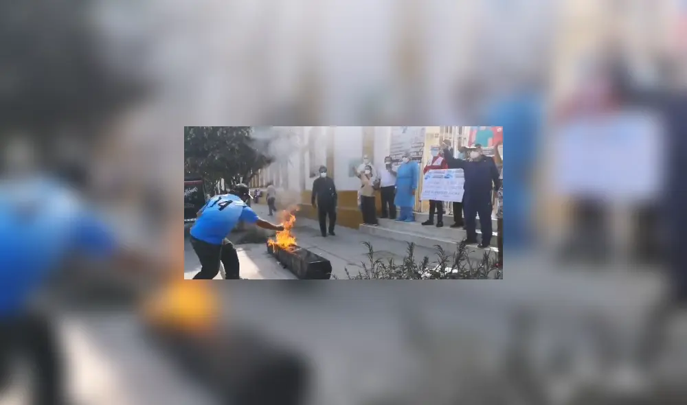 Protesta en exteriores de hospital lambayecano. Foto: TVi Protesta en exteriores de hospital lambayecano. Foto: TVi