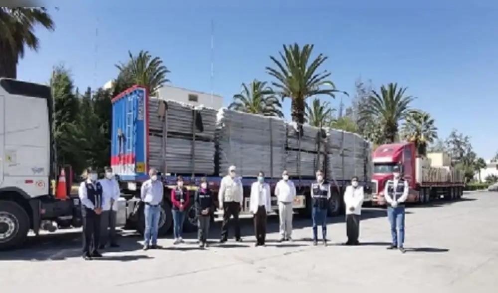 Material llegó este domingo al hospital Honorio Delgado para armar el centro temporal.