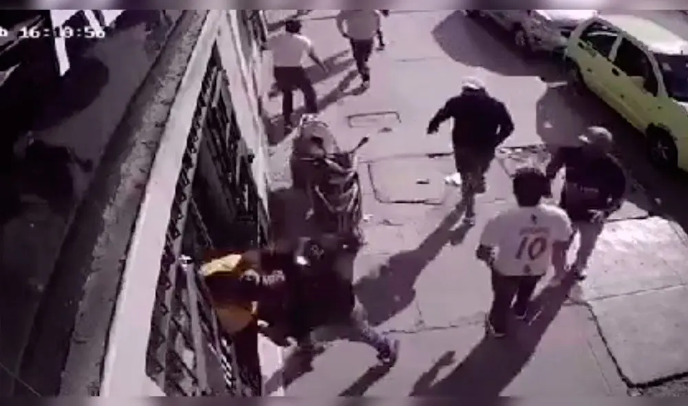 Graban momento en que sujetos atacan a dirigente transportista. Graban momento en que sujetos atacan a dirigente transportista.