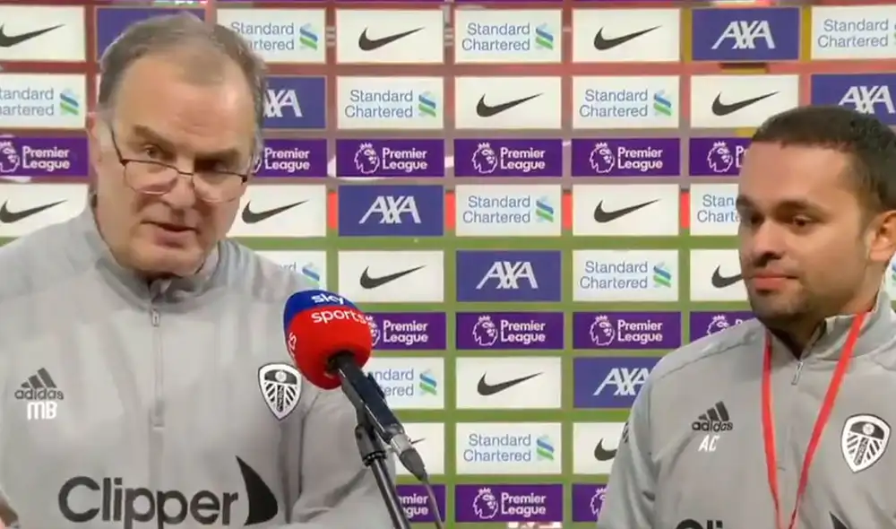 Marcelo Bielsa perdió ante Liverpool en su debut en la Premier League y le llamó la atención a su traductor. Foto: Prensa Leeds United Marcelo Bielsa perdió ante Liverpool en su debut en la Premier League y le llamó la atención a su traductor. Foto: Prensa Leeds United