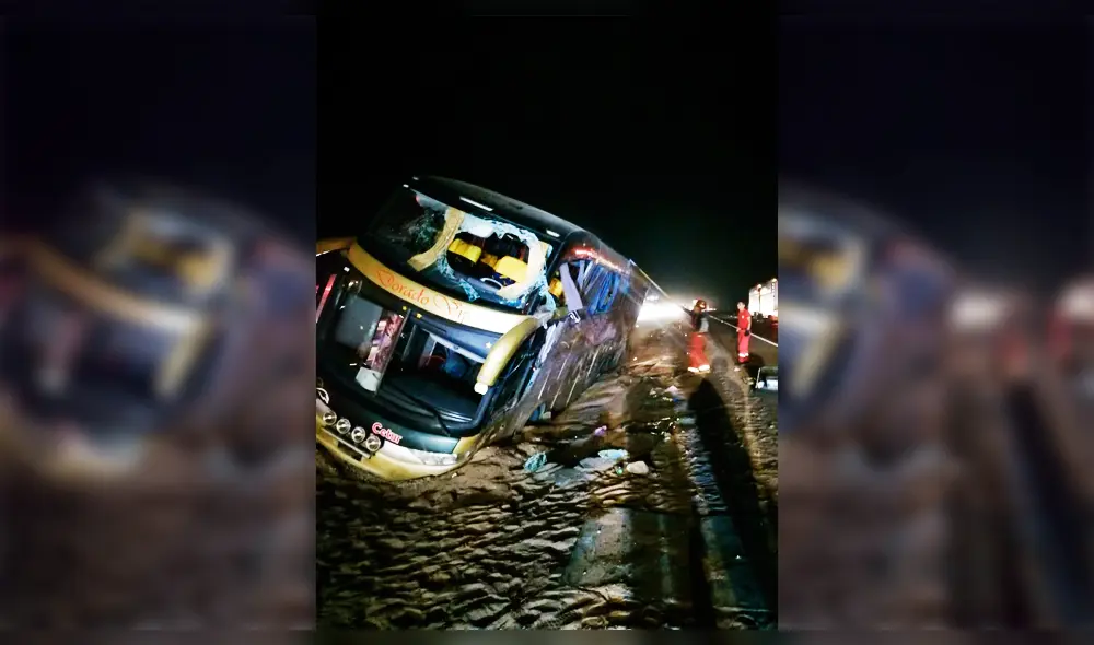 Llanta delantera de bus reventó y terminó causando accidente. Llanta delantera de bus reventó y terminó causando accidente.