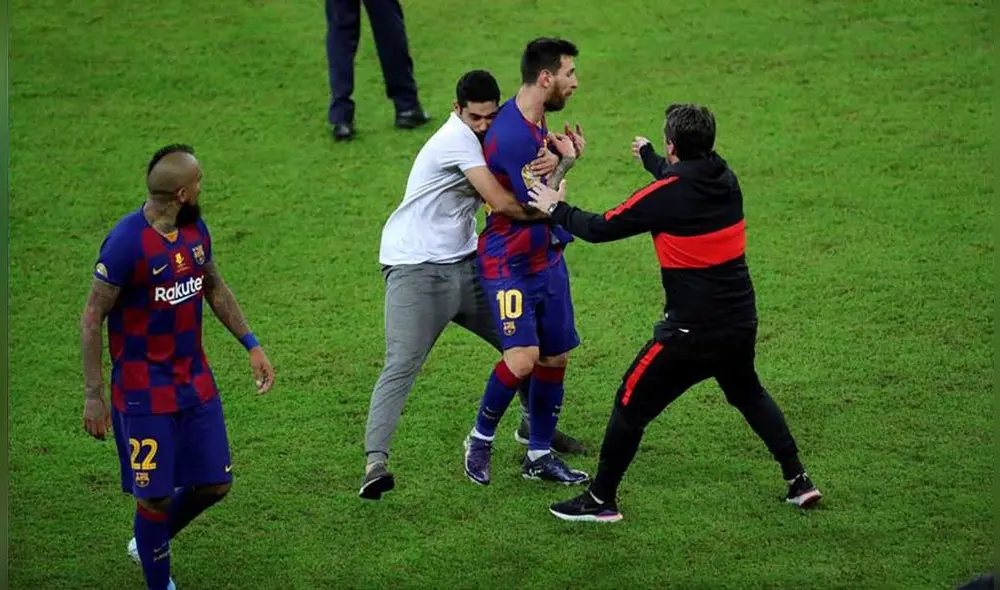Un hincha tuvo un emotivo gesto con Messi tras terminar el partido entre Barcelona y Atlético de Madrid. Foto: EFE.