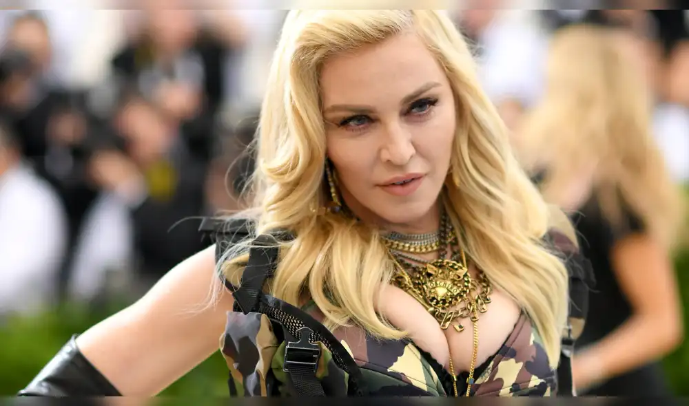 Madonna Instagram cantante enciende las redes al posar en topless para lucir su muleta y reta la censura Madonna Instagram cantante enciende las redes al posar en topless para lucir su muleta y reta la censura
