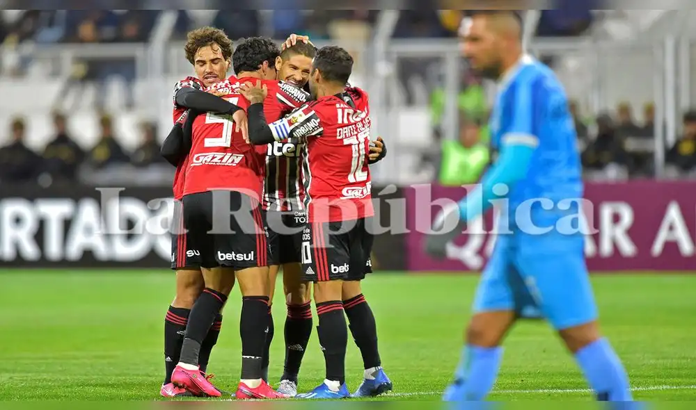 Sao Paulo se puso en ventaja a los 20 minutos del partido. Sao Paulo se puso en ventaja a los 20 minutos del partido.
