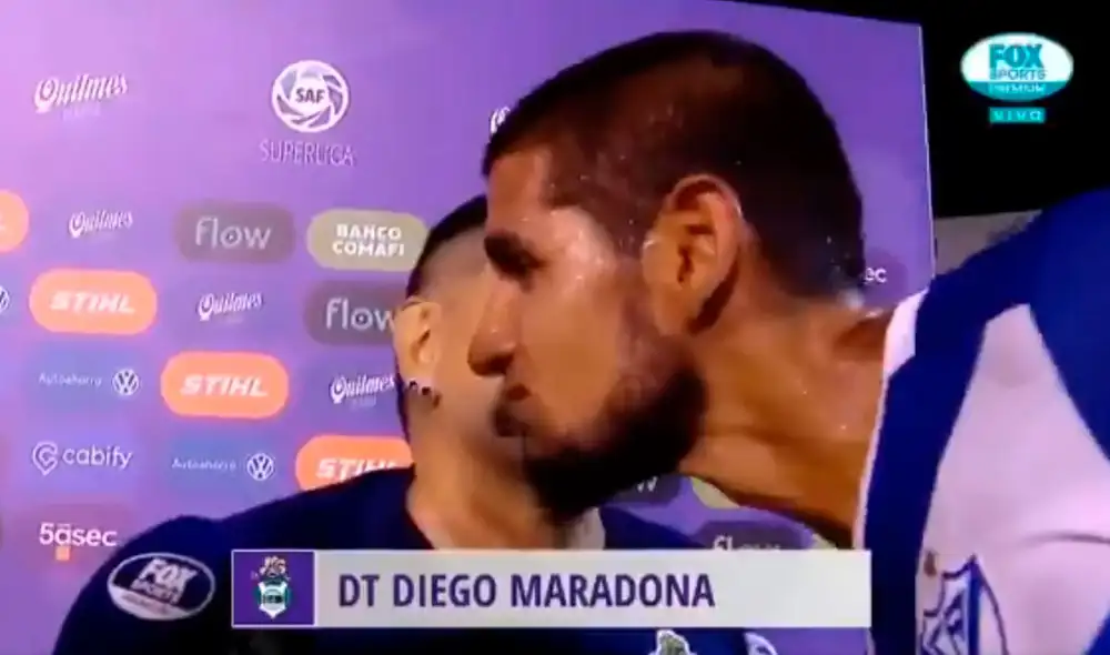 Luis Abram le pidió un beso a Diego Maradona tras finalizar el encuentro. Foto: Fox Sports Luis Abram le pidió un beso a Diego Maradona tras finalizar el encuentro. Foto: Fox Sports