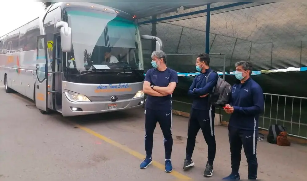 Tras perder ante Sport Huancayo, el plantel íntimo se tapó el escudo y salió del Nacional en otro bus. Foto: difusión