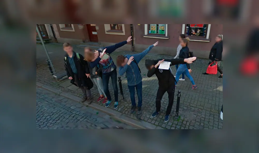 Desliza las imágenes para ver la divertida escena que protagonizó un grupo de adolescentes en Polonia. Foto: Google Maps