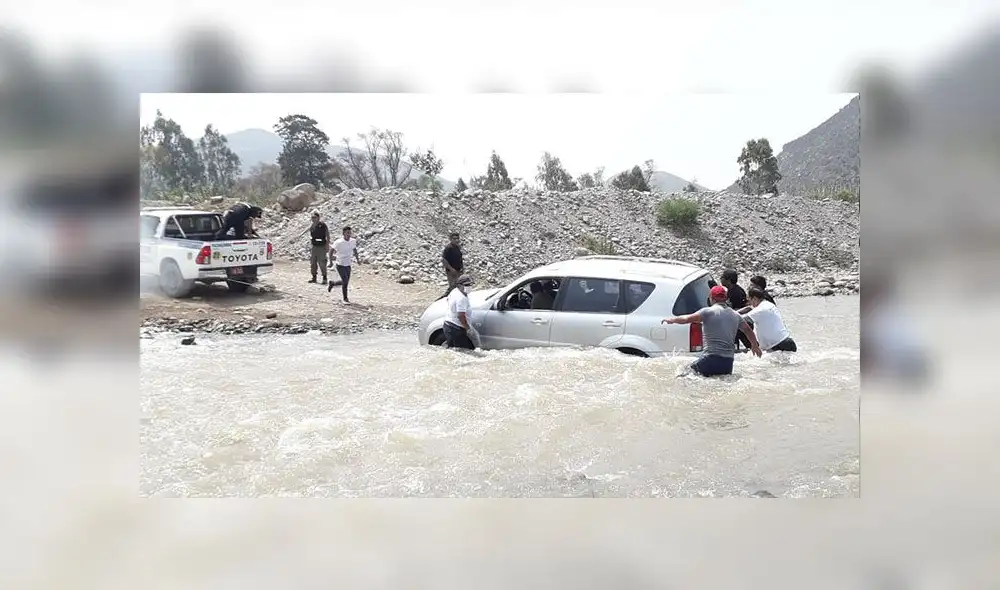 Intentó atravesar río Lurín con su camioneta y casi es arrastrado por la corriente [FOTOS Y VIDEO]