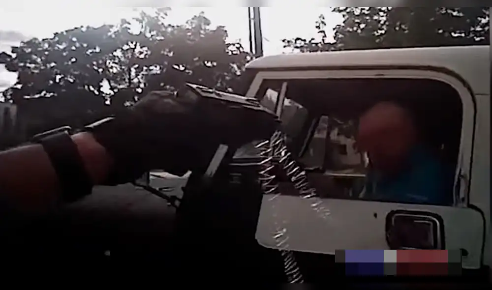 YouTube: Agredió brutalmente a un policía y otro agente lo abatió [VIDEO]