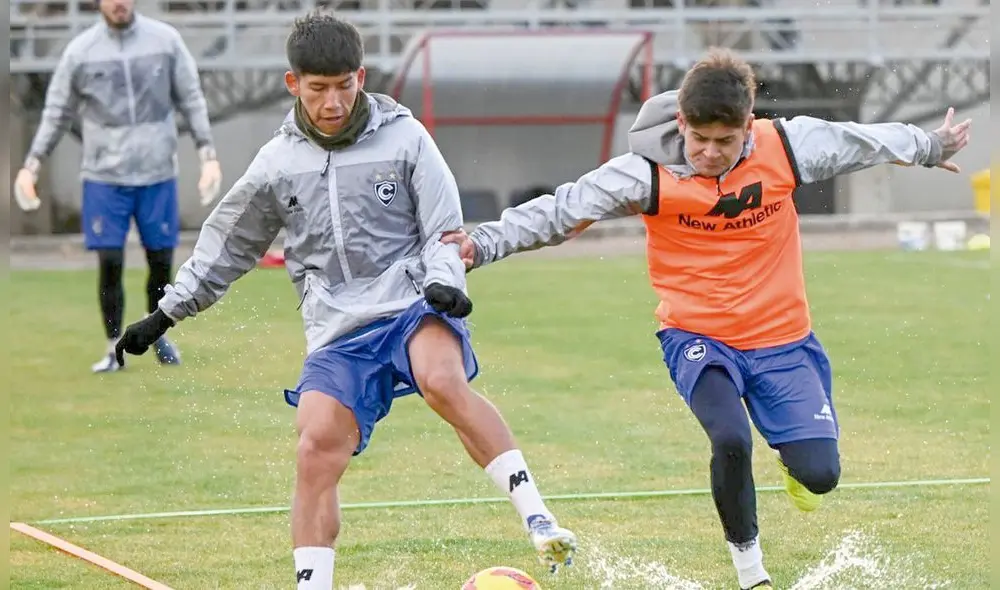 INTENSO. Cienciano trabaja incluso bajo la lluvia en La Paz.