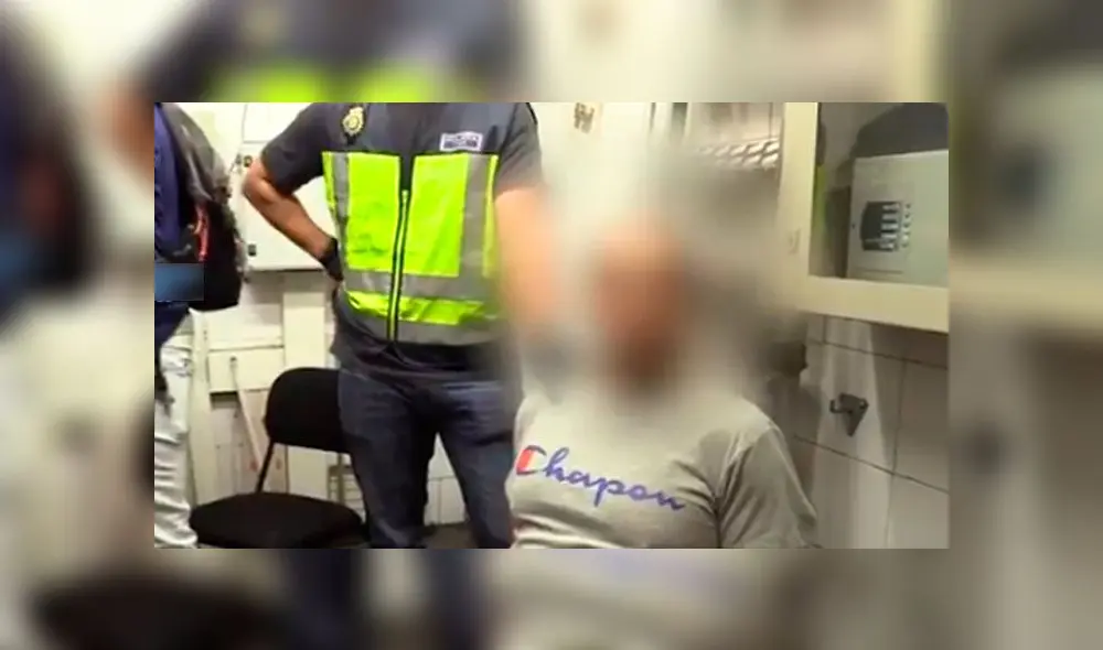 Hombre fue capturado en el metro de Madrid mientras grababa a mujeres debajo de sus faldas y vestidos. Foto captura Policía Nacional. Hombre fue capturado en el metro de Madrid mientras grababa a mujeres debajo de sus faldas y vestidos. Foto captura Policía Nacional.
