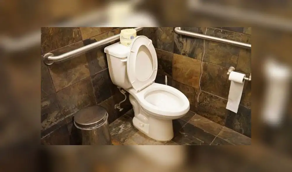 Mujer dio a luz en baño del hospital y abandonó a su bebé en tanque del inodoro