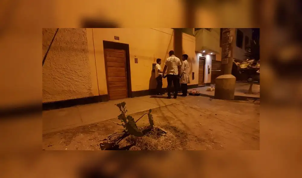 Peritos en Criminalística llegaron hasta la escena en el que quedaron enormes manchas de sangre. (Foto: Grace Mora / La República) Peritos en Criminalística llegaron hasta la escena en el que quedaron enormes manchas de sangre. (Foto: Grace Mora / La República)