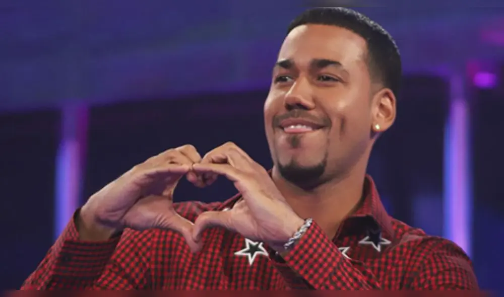 Romeo Santos aparece arrodillado y desnudo para dar importante noticia