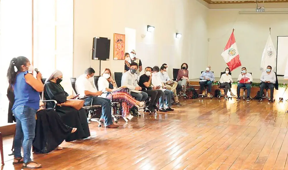 Primer paso. En la reunión del viernes 1 en Trujillo, se quedó en retomar las conversaciones mañana lunes y que trabajadores y empresarios designen representantes para que participen. Foto: Andina Primer paso. En la reunión del viernes 1 en Trujillo, se quedó en retomar las conversaciones mañana lunes y que trabajadores y empresarios designen representantes para que participen. Foto: Andina