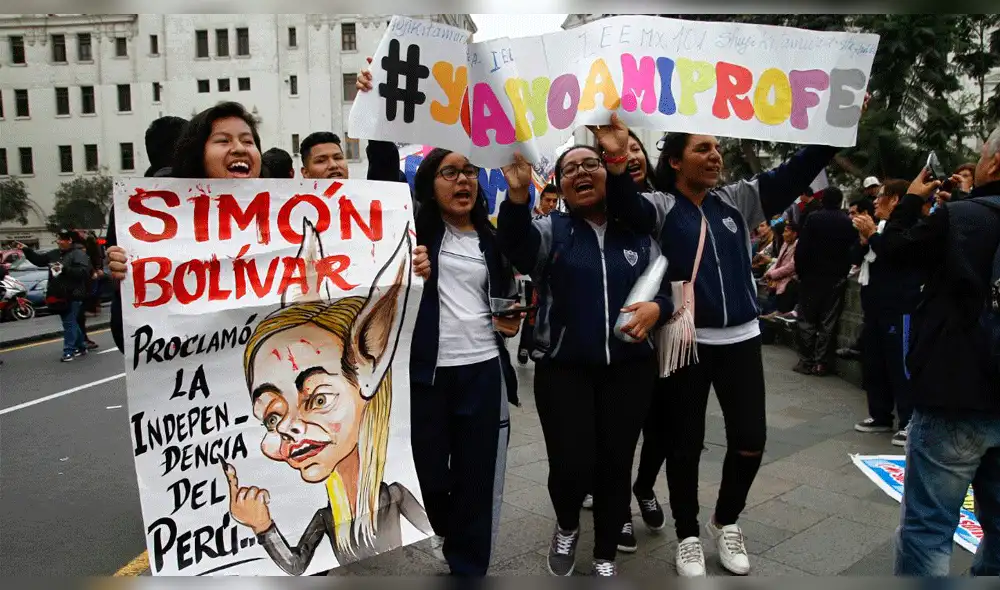 Escolares llegaron a la plaza San Martín para apoyar huelga de profesores