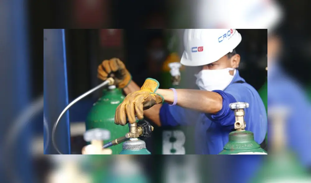 El oxígeno se ha convertido en un insumo bastante requerido durante estos días, al punto que algunos vendedores han incrementado sus precios. (Foto: Flavio Matos / La República)