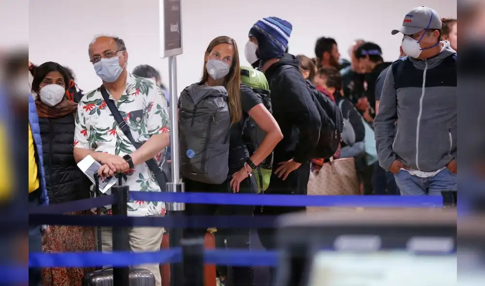 Decenas de pasajeros reclaman vuelos humanitarios tras quedar varados en Lima por el cierre del aeropuerto internacional. Foto: AFP. Decenas de pasajeros reclaman vuelos humanitarios tras quedar varados en Lima por el cierre del aeropuerto internacional. Foto: AFP.
