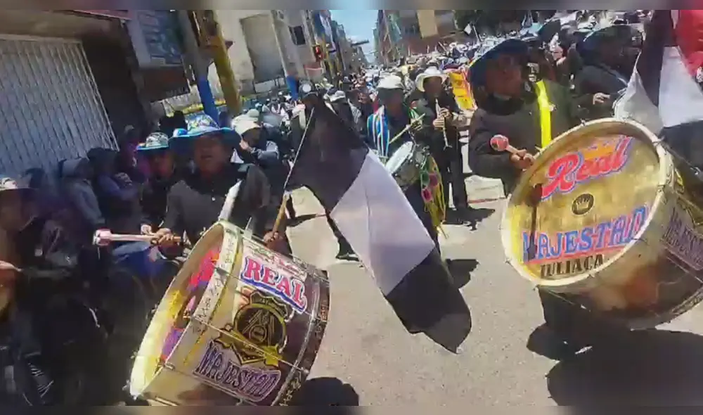 Banda de músicos Real Majestad de Juliaca, acompañada de una multitud. Foto: Captura de video/La Decana Banda de músicos Real Majestad de Juliaca, acompañada de una multitud. Foto: Captura de video/La Decana