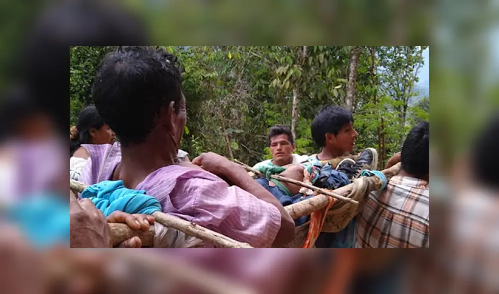 Foto: Campesinos trasladado herido en camilla artesanal rumbo a hospital Manuel Higa Arakaki..