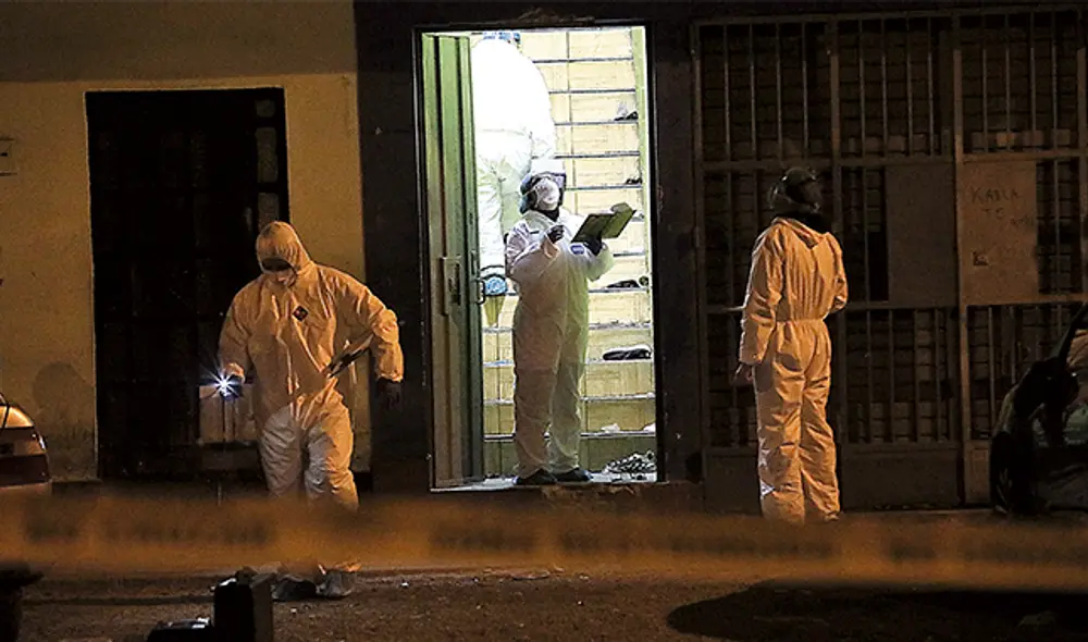 Peritos. Expertos en criminalística inspeccionan la única entrada de la discoteca de la muerte. Foto: Jorge Cerdán.