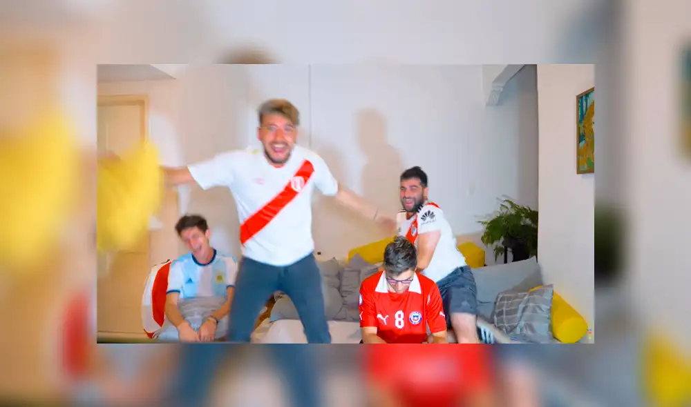 El grupo de jóvenes argentinos, conocidos como 'Los Displicentes' tuvieron una emotiva reacción al partido entre Perú y Chile.