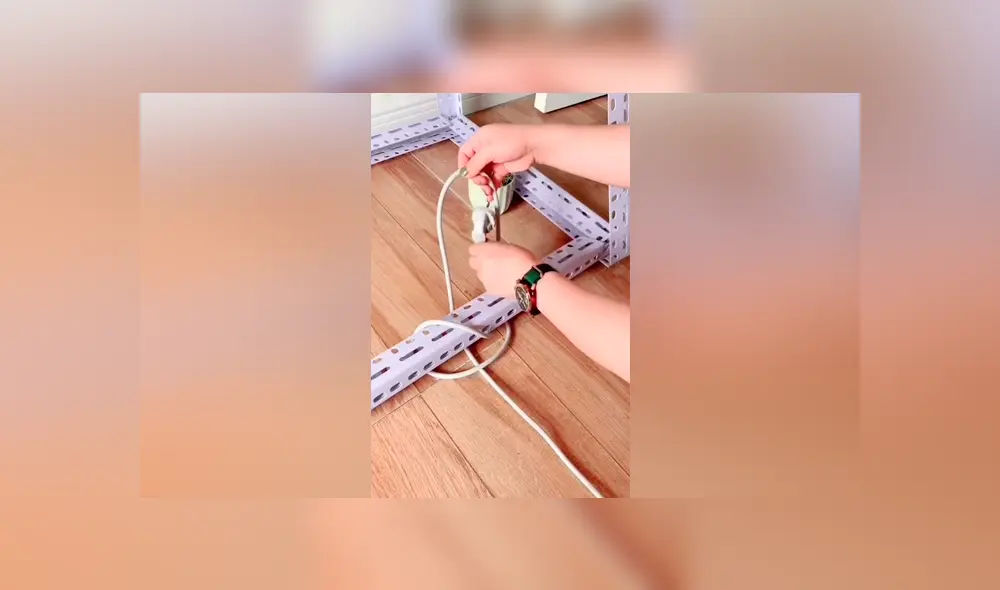 ¿Quieres evitar la fatiga? Un video viral de Facebook te enseña un infalible truco para sacar sin esfuerzo un cable de alimentación que se te enredó en una pesada mesa. ¿Quieres evitar la fatiga? Un video viral de Facebook te enseña un infalible truco para sacar sin esfuerzo un cable de alimentación que se te enredó en una pesada mesa.