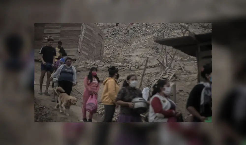 Vecinos hacen largas colas para conseguir alimento. Fotos Aldair Mejia / La República