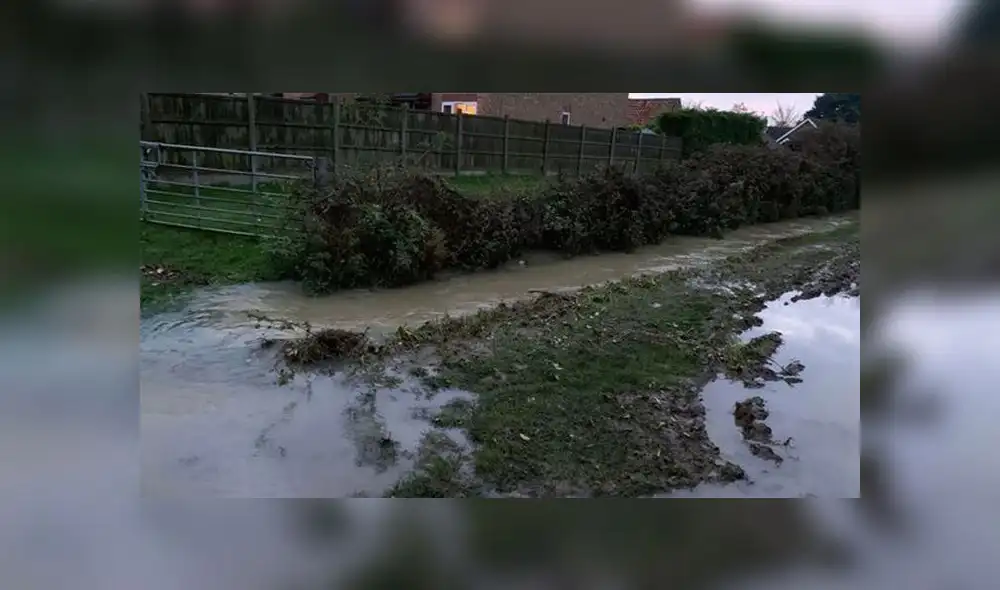 Tuvieron la suerte de salvar sus vidas después de haber sido absorbidos por una tubería mientras se encontraban caminaban a sus casas desde la escuela.