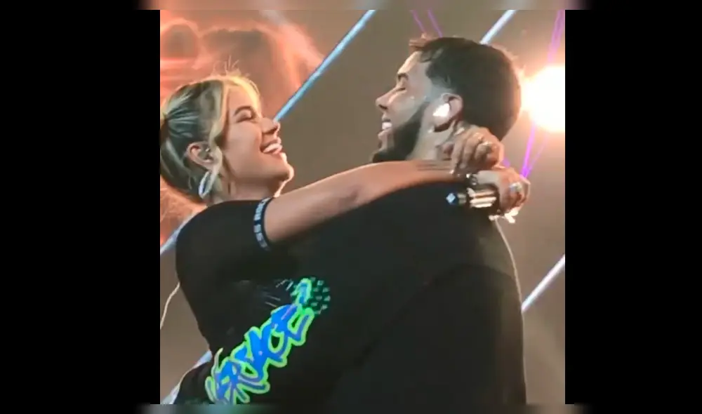 Karol G y Anuel AA se dan apasionado beso durante show y fans gritan de emoción [VIDEO]