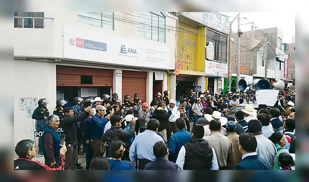 Marcha. Pobladores de Candarave se movilizaron el último miércoles hasta la sede de la Autoridad Local del Agua. Marcha. Pobladores de Candarave se movilizaron el último miércoles hasta la sede de la Autoridad Local del Agua.