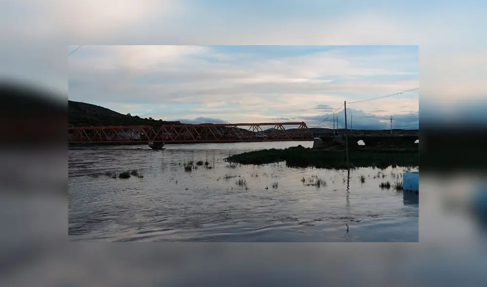 Los dos hombres ingresaron al río para tratar de evadir cerco policial y seguir su camino en Puno. Los dos hombres ingresaron al río para tratar de evadir cerco policial y seguir su camino en Puno.