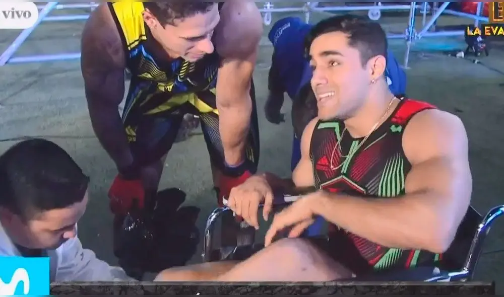 El combatiente se quedó colgado de una de sus piernas durante un circuito extremo El combatiente se quedó colgado de una de sus piernas durante un circuito extremo