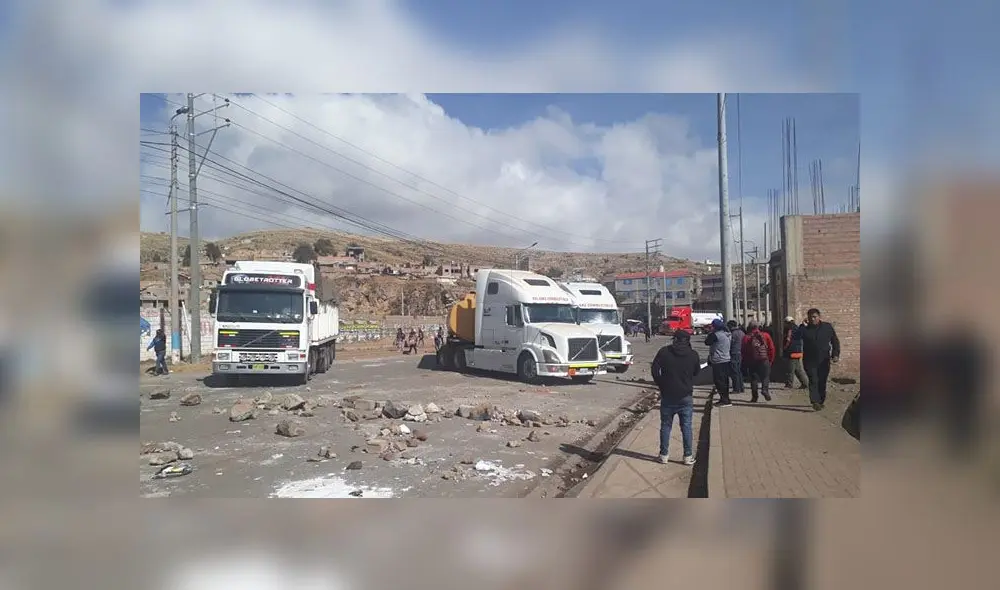 Manifestantes exigieron a algunos transportistas que muevan sus camiones para bloquear la carretera Manifestantes exigieron a algunos transportistas que muevan sus camiones para bloquear la carretera