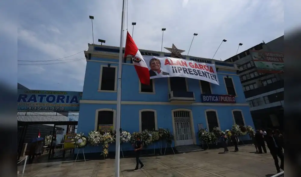 Largas colas para ingresar al velatorio de Alan García. [FOTOS]