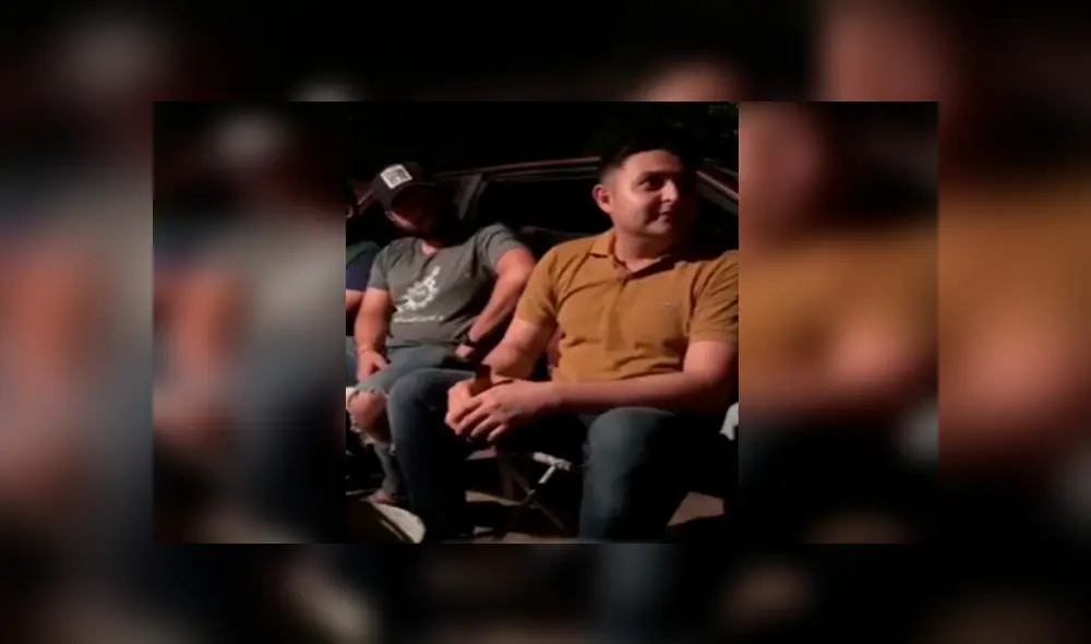 Un hombre le cuenta a sus amigos que se va a casar y uno de ellos reacciona de manera particular. Un hombre le cuenta a sus amigos que se va a casar y uno de ellos reacciona de manera particular.