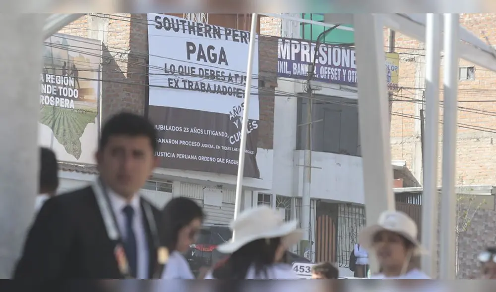 Aparecen letreros contra minera Southern frente a Perumin. Aparecen letreros contra minera Southern frente a Perumin.