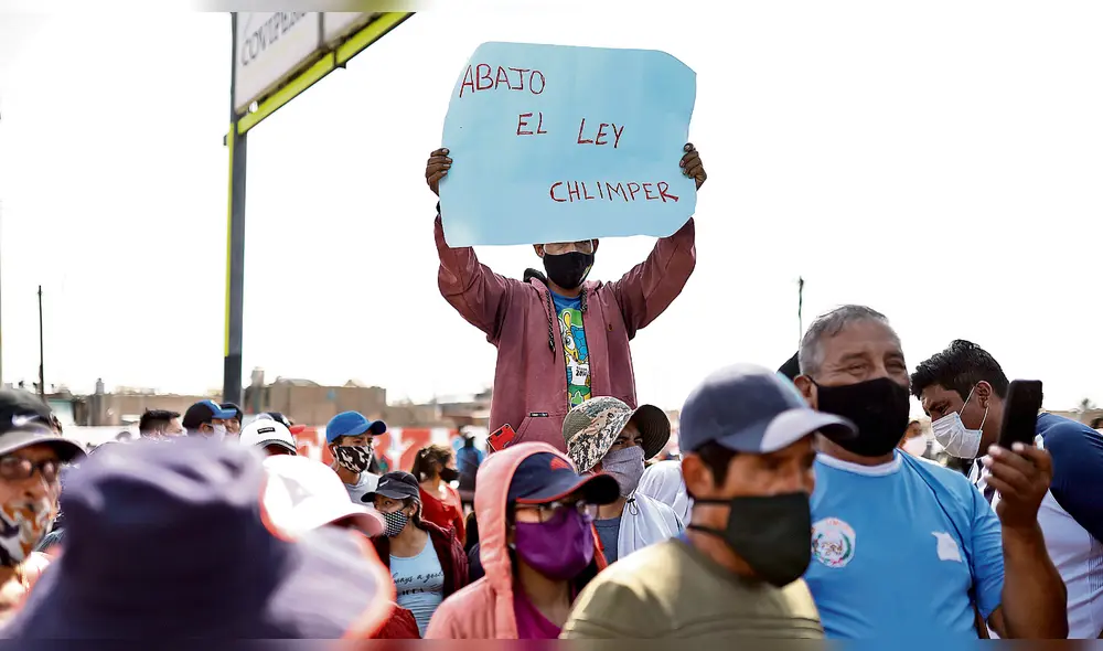 Trabajadores del sector agrario de la región Ica protestando contra la 'Ley Chlimper'. Foto: LR/Aldair Mejía.