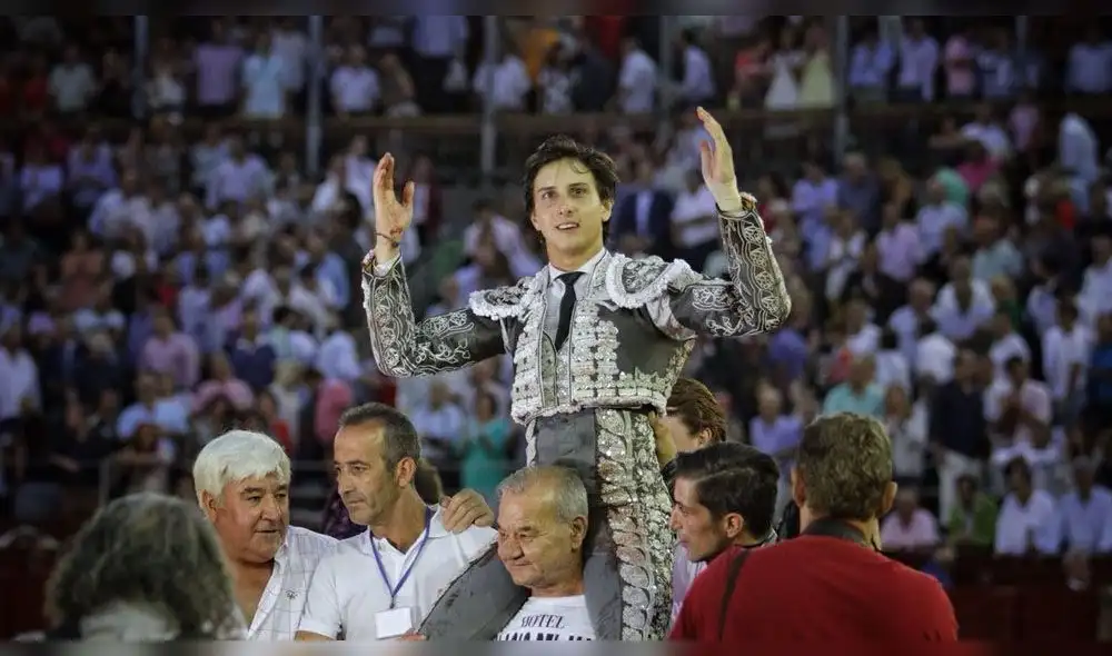 Carlos Álvarez explota contra alcalde de Lima por condecorar a torero