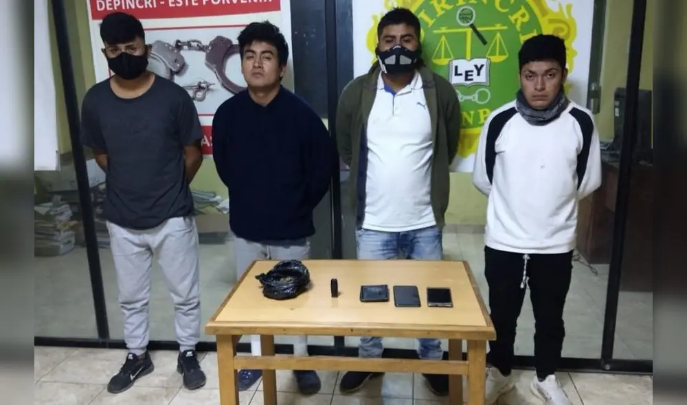 Sujetos fueron intervenidos con bolsa con marihuana en automóvil.