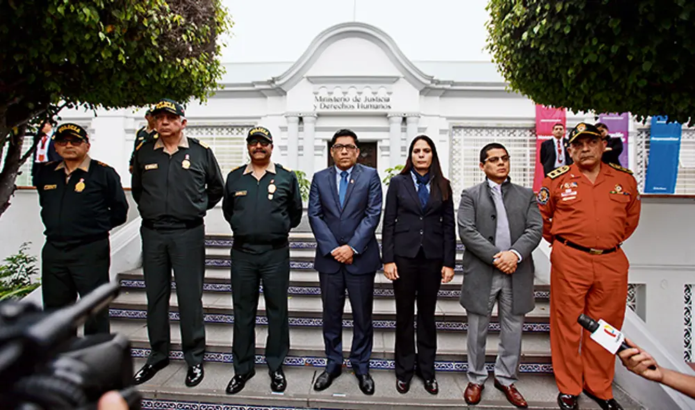 Controversia. Vicente Zeballos, cuando se desempeñaba en el Minjus y al costado (terno plomo) el asesor Manuel Larrea. Controversia. Vicente Zeballos, cuando se desempeñaba en el Minjus y al costado (terno plomo) el asesor Manuel Larrea.