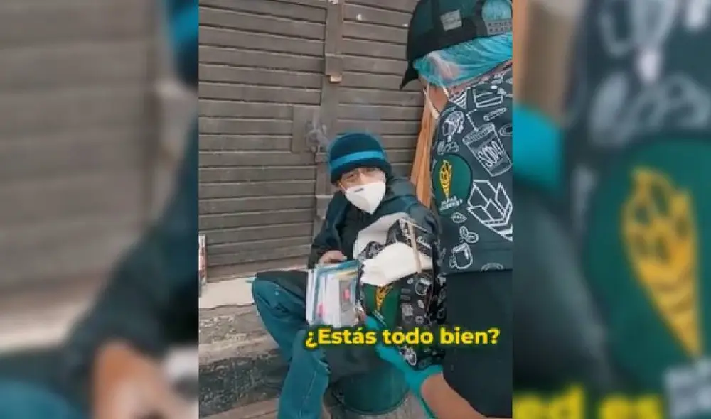 El señor agradeció el gesto por parte del trabajador del restaurante. Foto: Captura/TikTok/Papas Queens