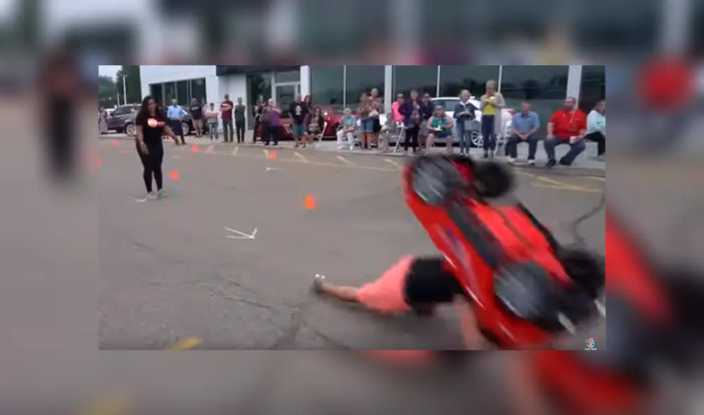 El hombre cogió el juguete, sin imaginar que se llevaría una dura lección. Foto: captura