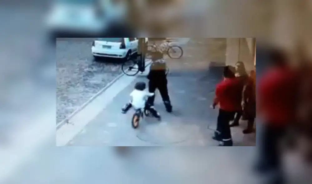 YouTube: el curioso momento en que niño “atropella” a un hombre con su bicicleta y huye [VIDEO]