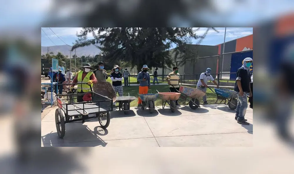 Se apostan en mercados y centros comerciales para llevar víveres y otras compras.   Fotos: Radio Studio 97 Moquegua