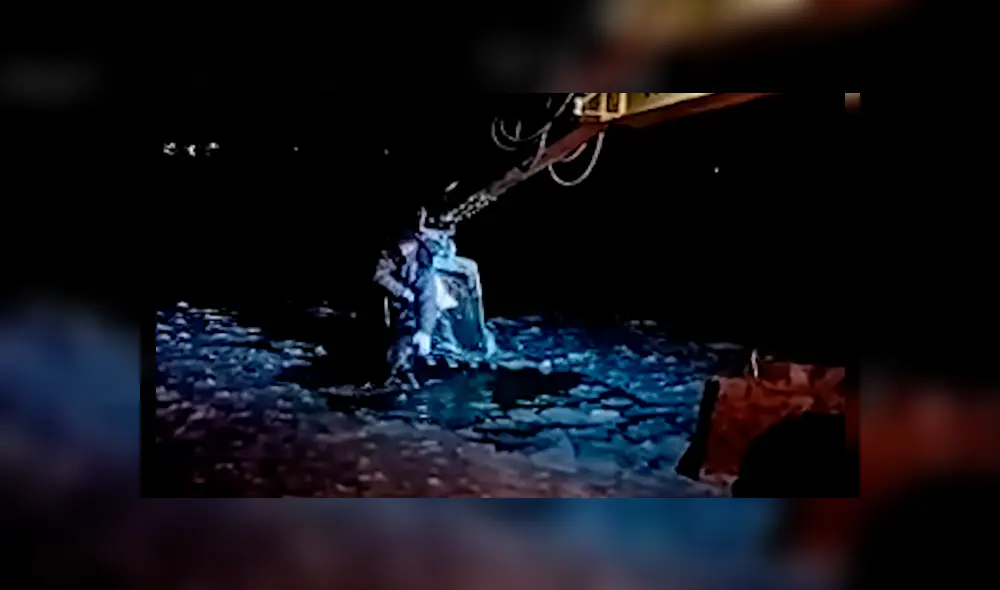 Video es viral en YouTube. Trabajadores dejaron sus actividades a mitad de la noche para auxiliar a un can que ladraba atascado en aguas congeladas Video es viral en YouTube. Trabajadores dejaron sus actividades a mitad de la noche para auxiliar a un can que ladraba atascado en aguas congeladas